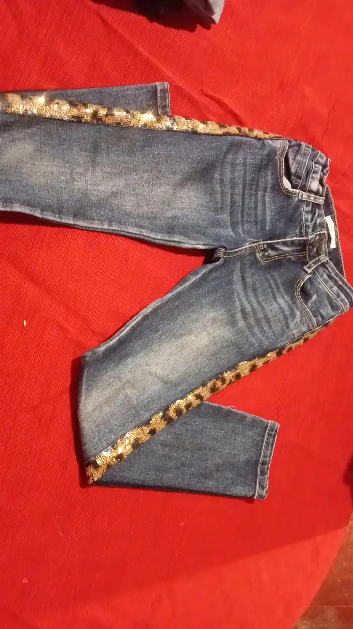 Jeans con lentejuelas doradas para niña talla 8 - 1