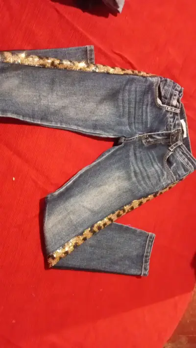 Jeans con lentejuelas doradas para niña talla 8 - miniatura 1