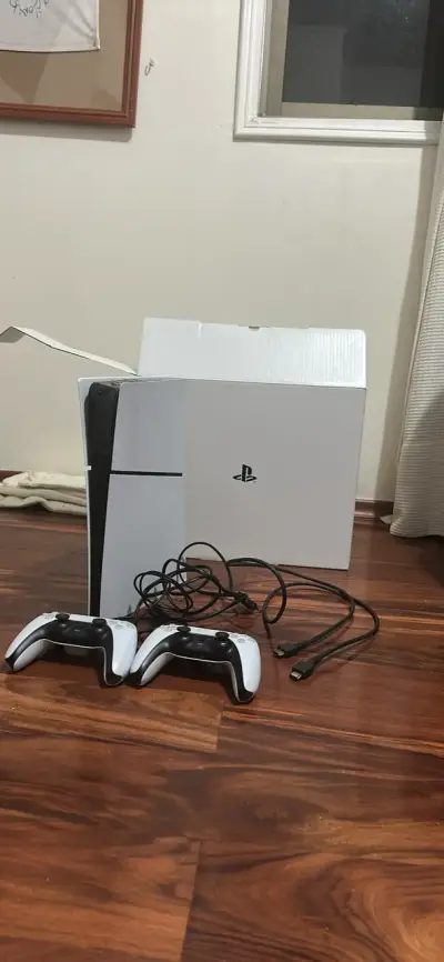 Consola PlayStation 5 con dos controles - miniatura 1