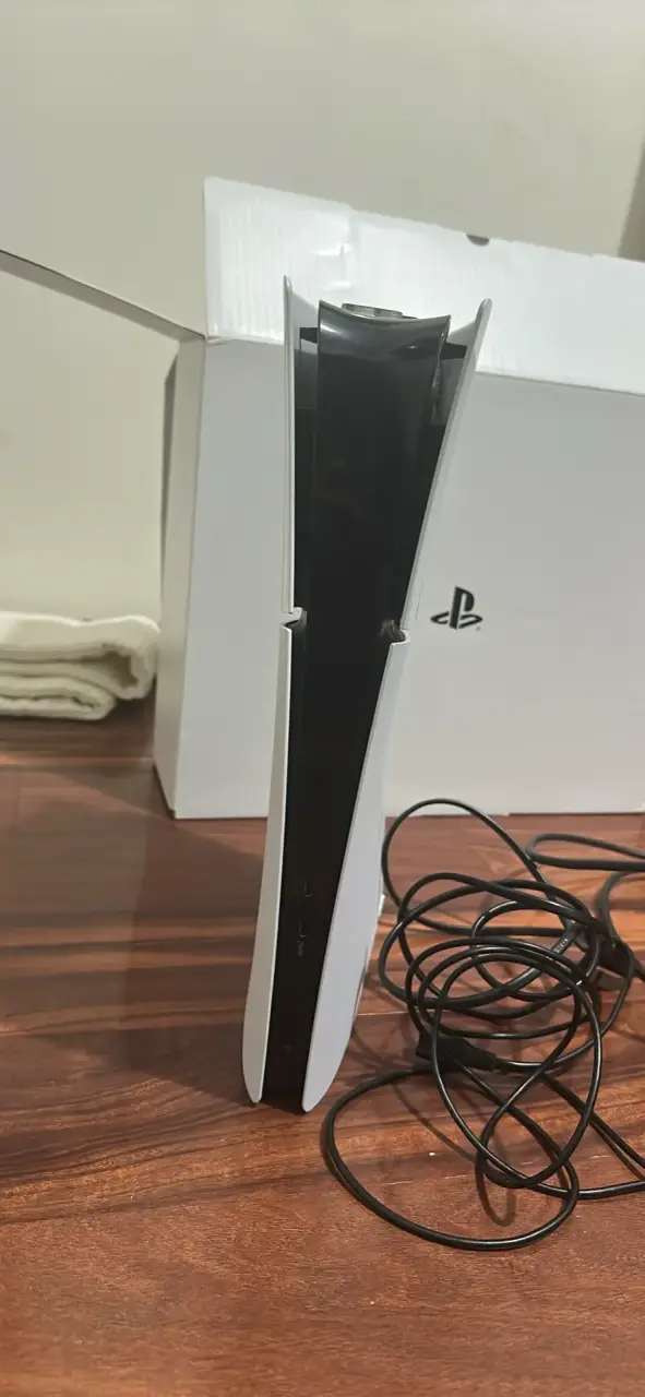 Consola PlayStation 5 con dos controles - 2