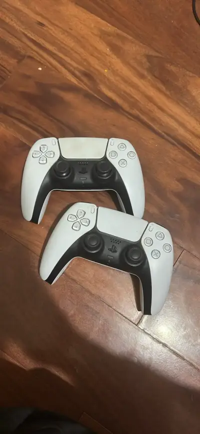 Consola PlayStation 5 con dos controles - miniatura 3