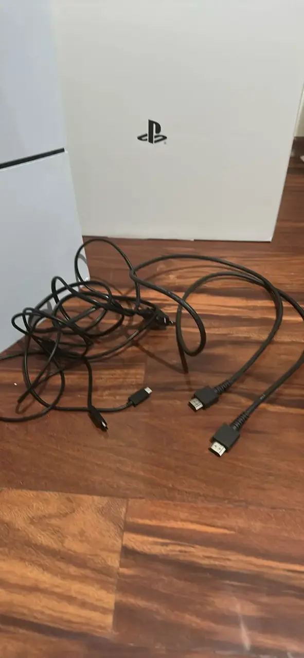 Consola PlayStation 5 con dos controles - 4