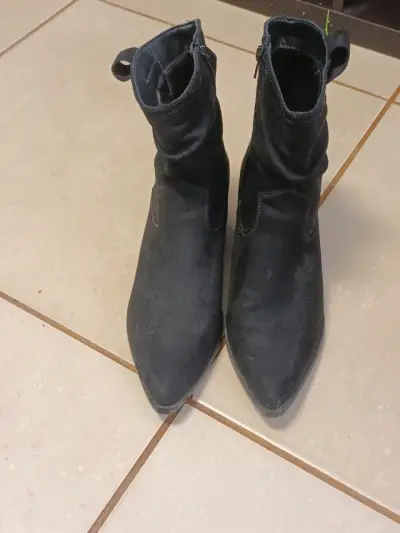 Botas negras de gamuza con tacón medio - miniatura 2