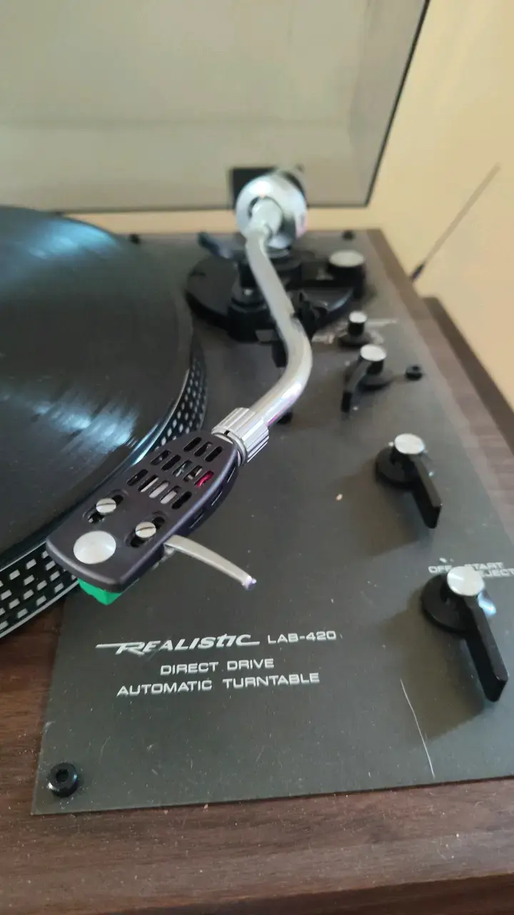 Tocadiscos vintage con cubierta de madera - 2