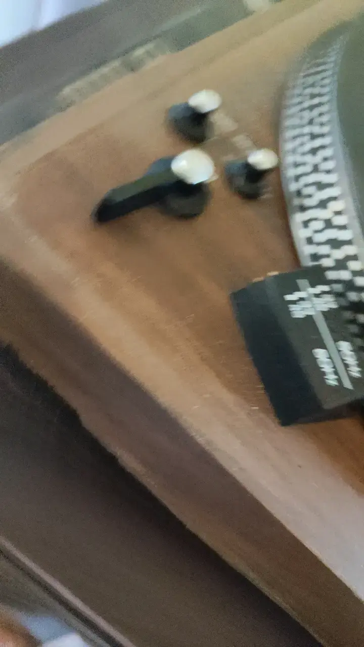 Tocadiscos vintage con cubierta de madera - 3