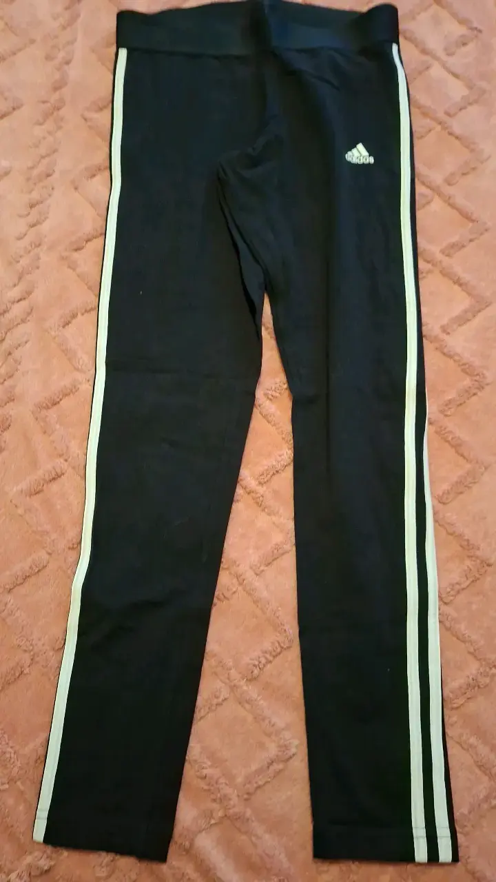 Leggings deportivos negros Adidas con franjas