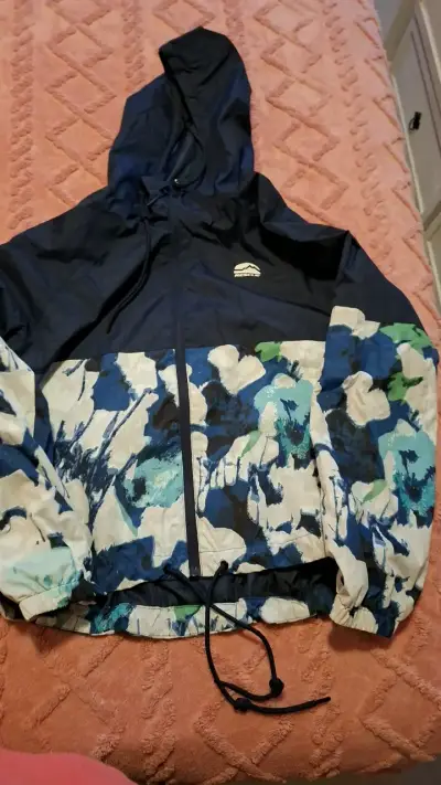 Chaqueta impermeable con capucha estampada - miniatura 1