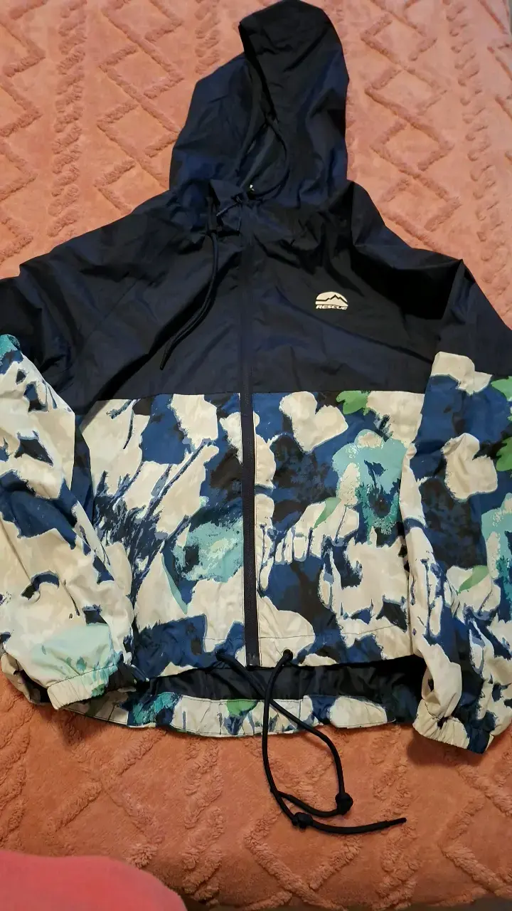 Chaqueta impermeable con capucha estampada - 2