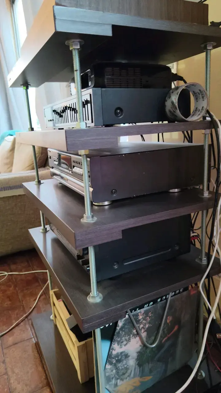 Rack de audio de madera con estantes