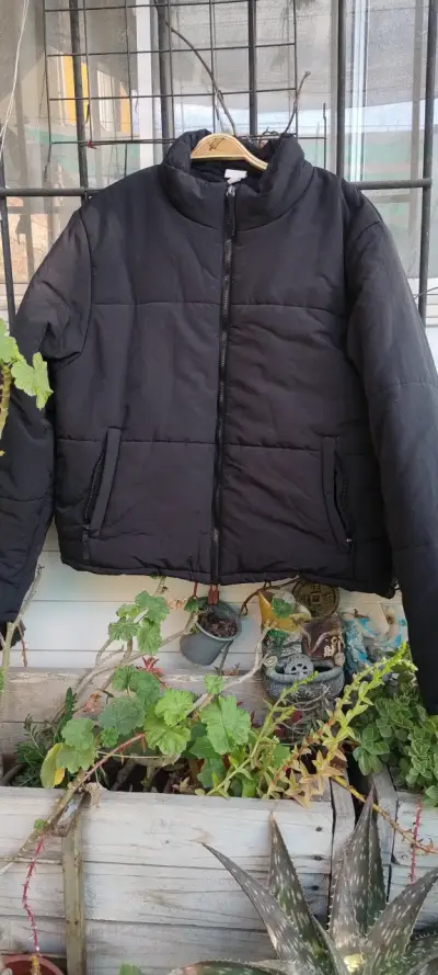 Chaqueta acolchada negra para invierno - miniatura 2