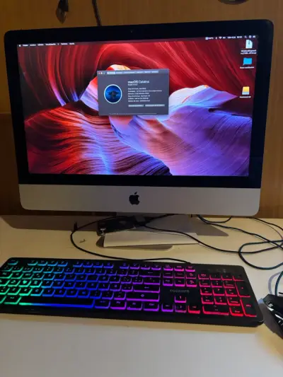 iMac con teclado y mouse - miniatura 1