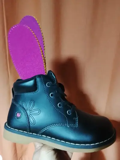 Botines infantiles negros con diseño floral - miniatura 1