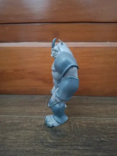 Figura de acción rino gris ultimate spiderman - miniatura 2