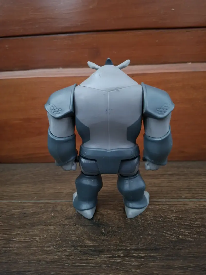 Figura de acción rino gris ultimate spiderman - 3