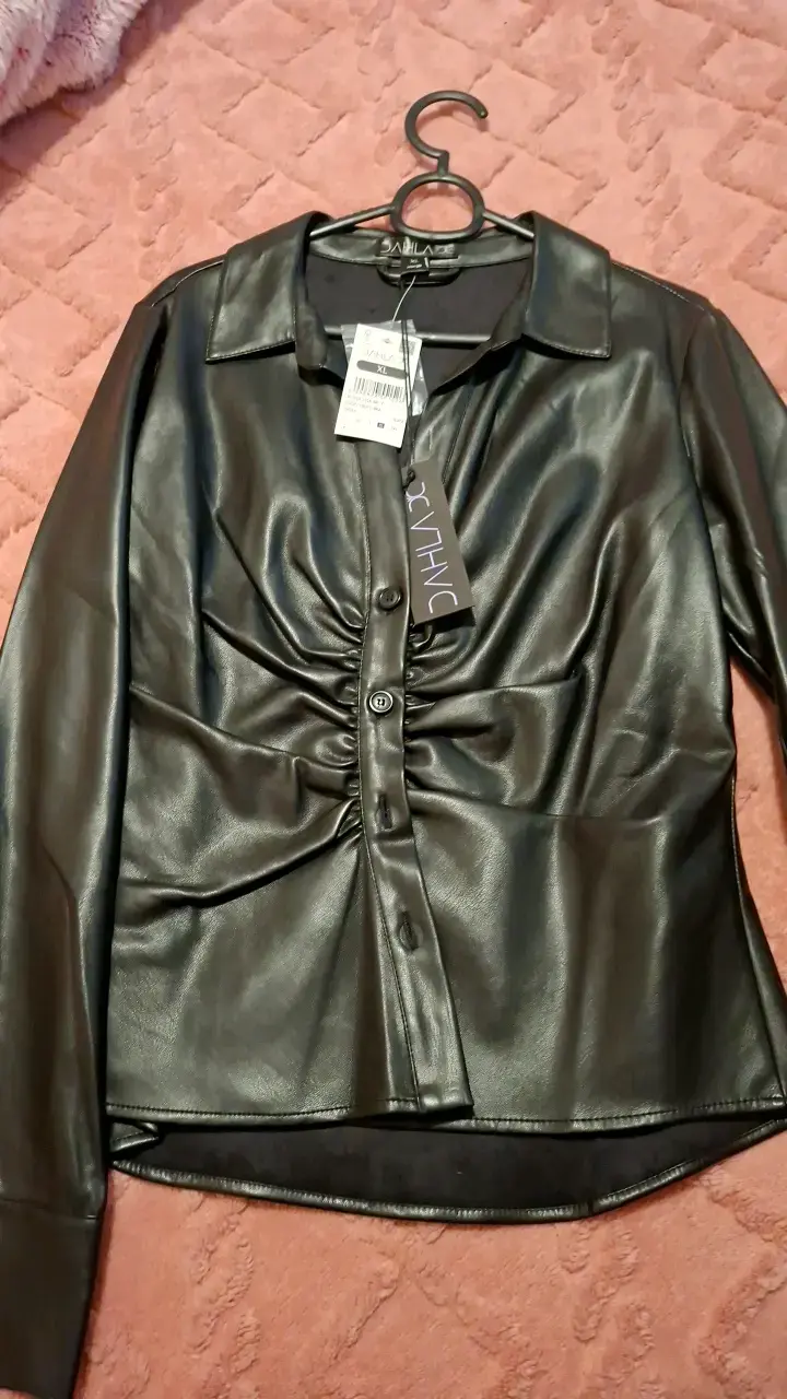 Blusa de cuero sintético negra talla XL
