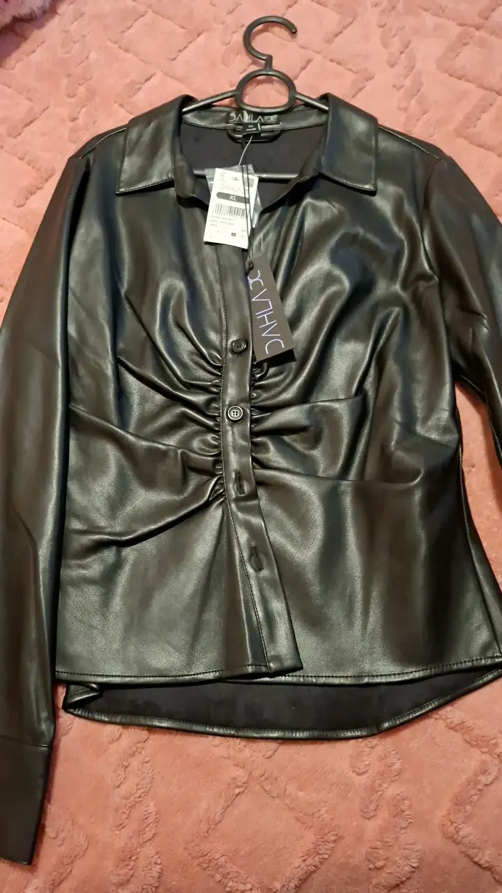 Blusa de cuero sintético negra con fruncido
