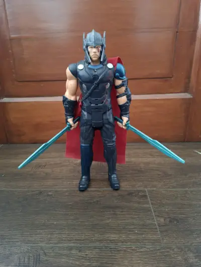 Figura de acción Thor Ragnarok con espadas - miniatura 1