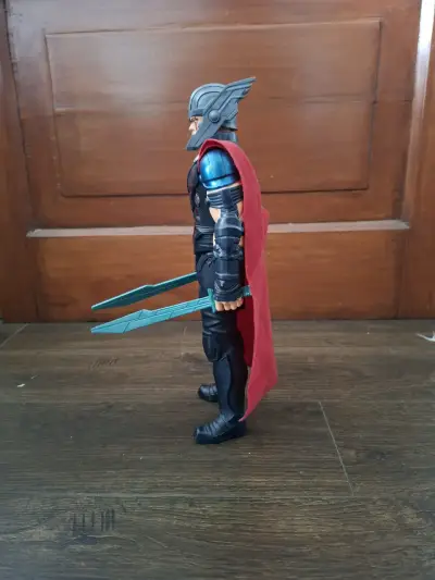 Figura de acción Thor Ragnarok con espadas - miniatura 2