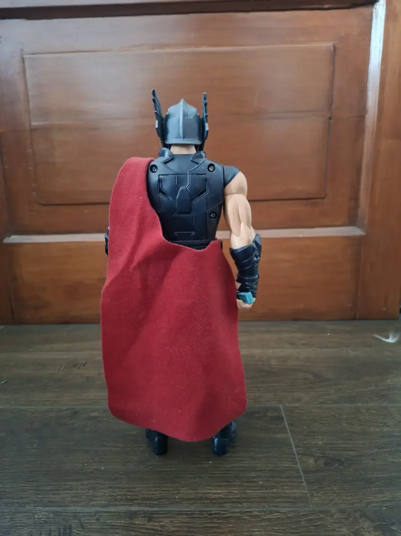 Figura de acción Thor Ragnarok con espadas - 3