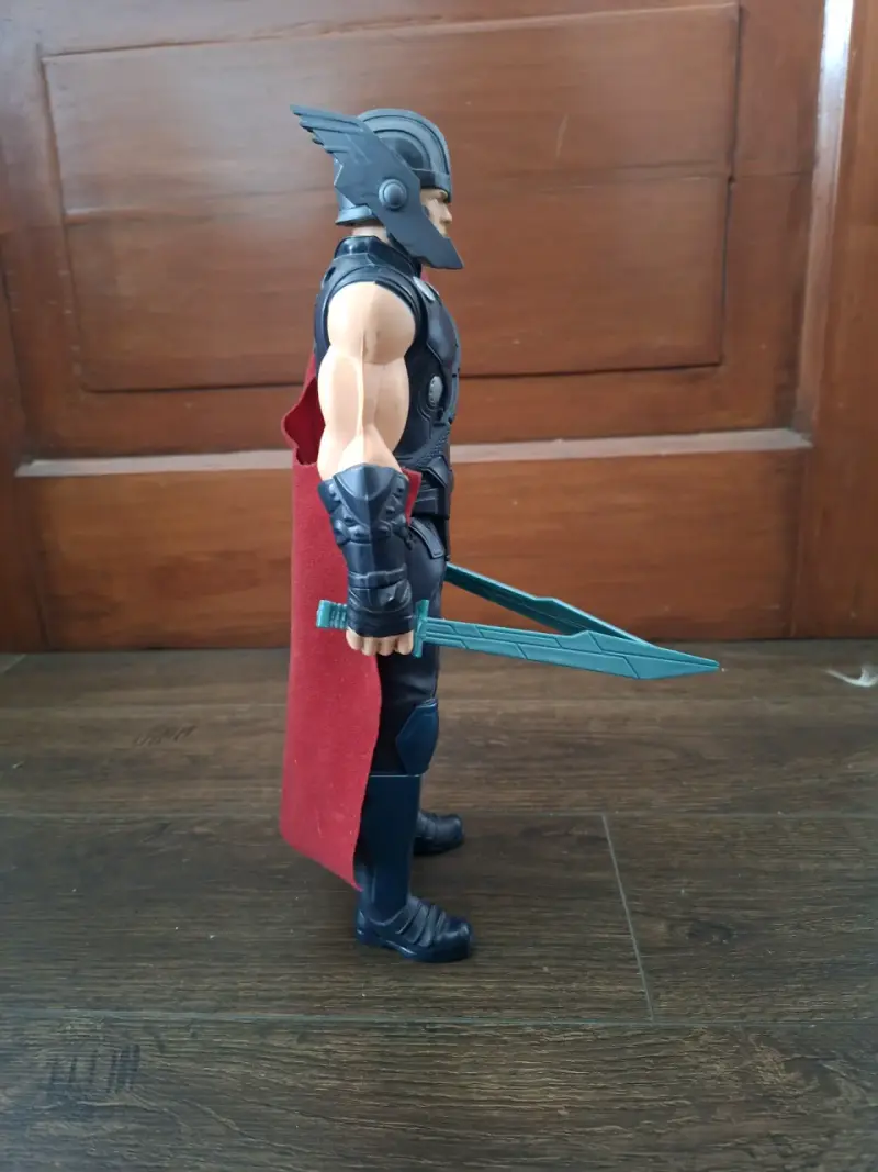 Figura de acción Thor Ragnarok con espadas - 4