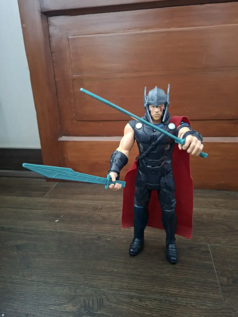 Figura de acción Thor Ragnarok con espadas - 5