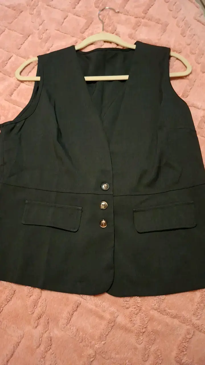 Chaleco formal negro con botones