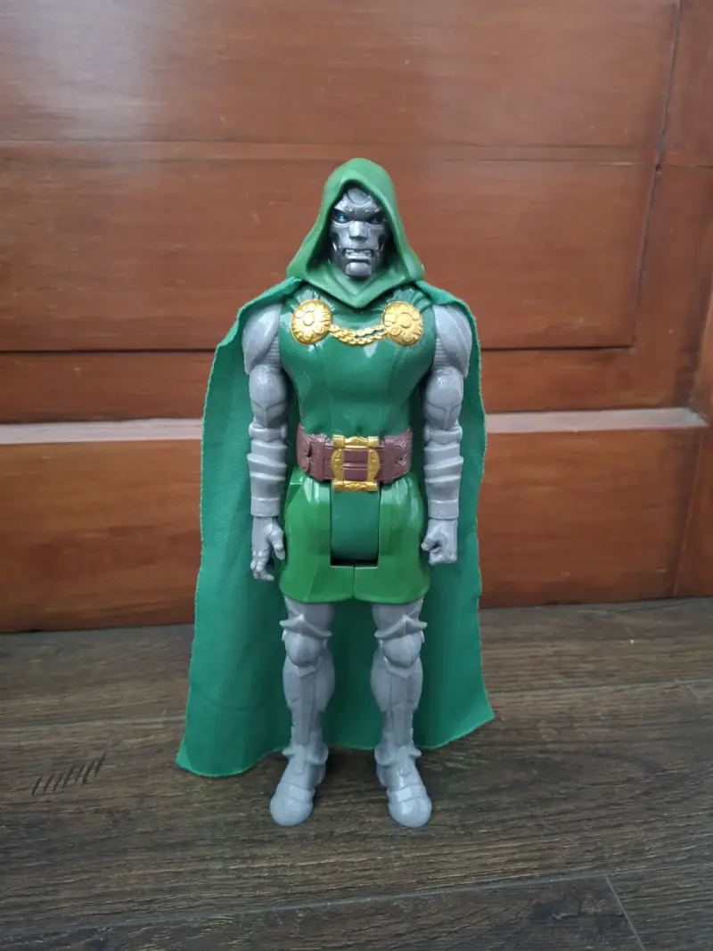 Figura de acción Doctor Doom con capa verde - 1