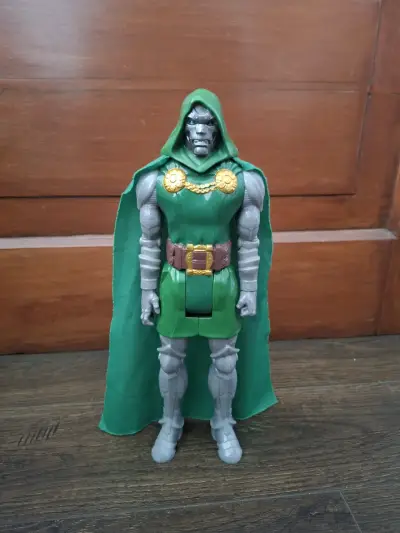 Figura de acción Doctor Doom con capa verde - miniatura 1
