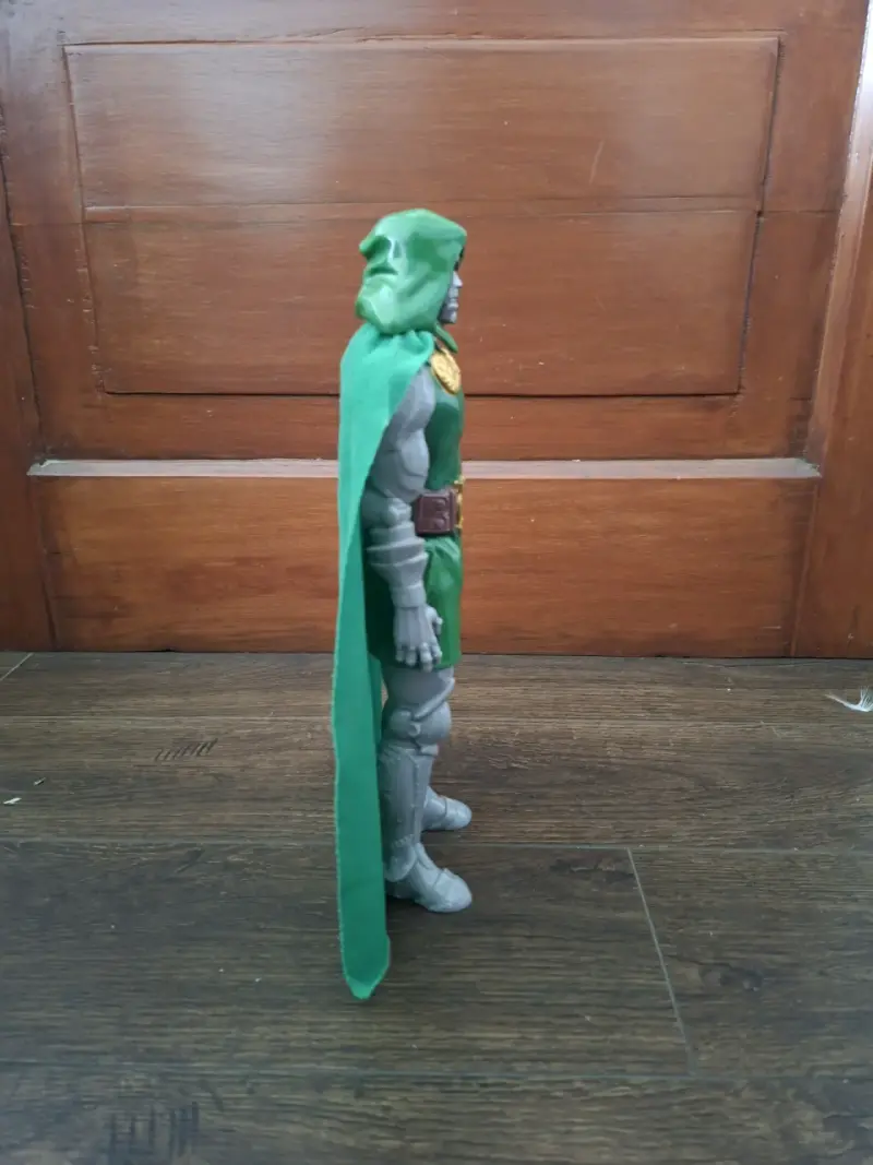 Figura de acción Doctor Doom con capa verde - 2