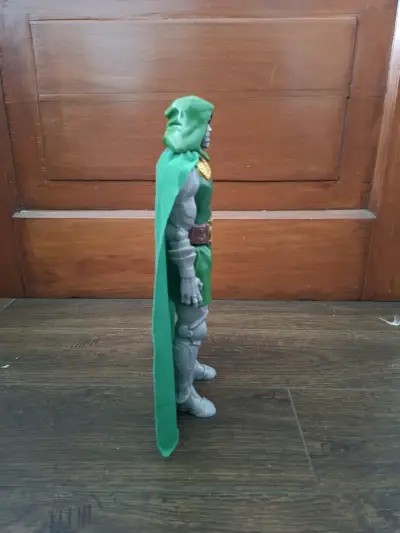 Figura de acción Doctor Doom con capa verde - miniatura 2
