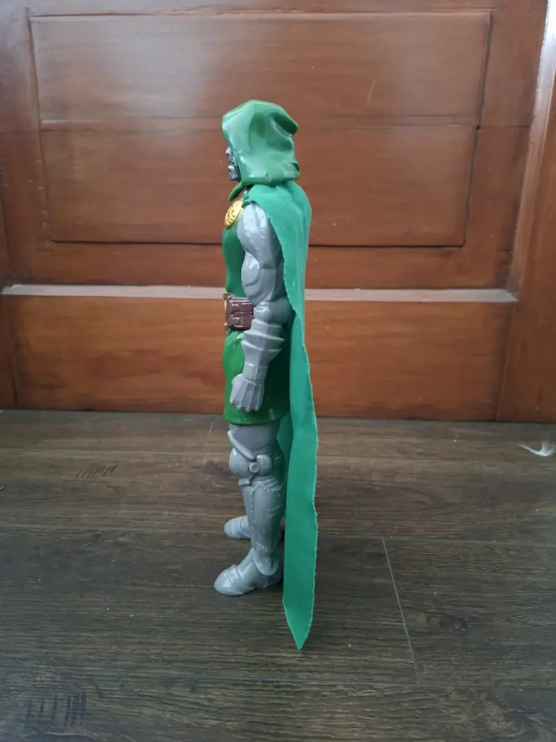 Figura de acción Doctor Doom con capa verde - 4