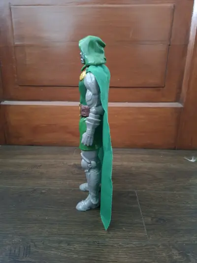 Figura de acción Doctor Doom con capa verde - miniatura 4