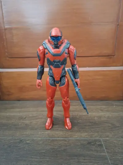 Figura de acción roja con armadura y arma de Halo - miniatura 1