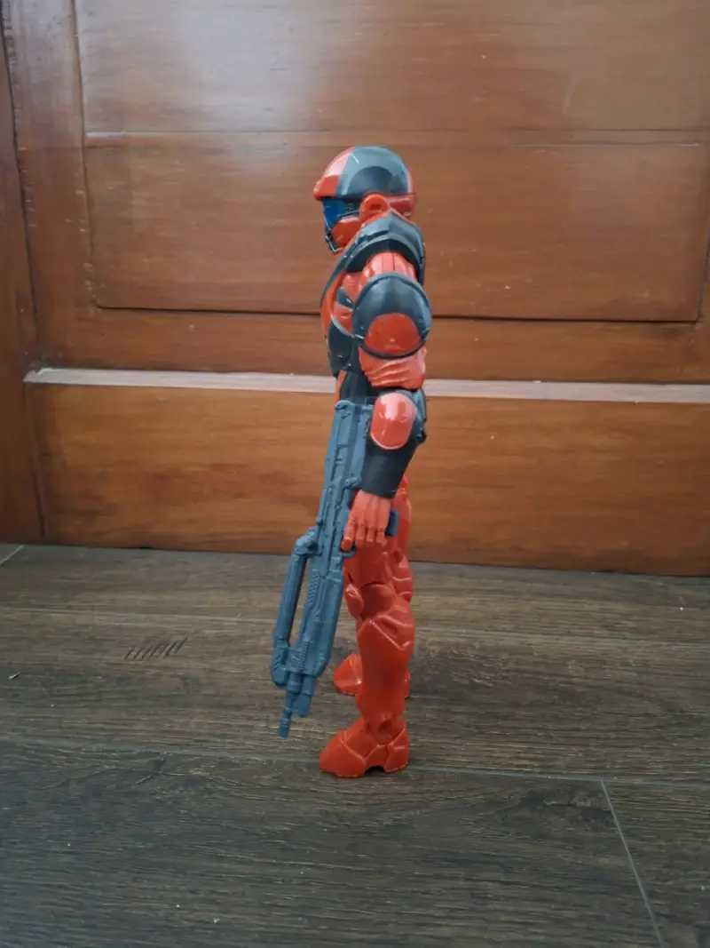 Figura de acción roja con armadura y arma de Halo - 2