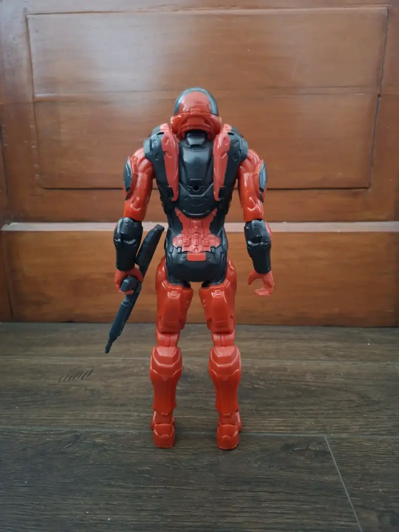 Figura de acción roja con armadura y arma de Halo - 3
