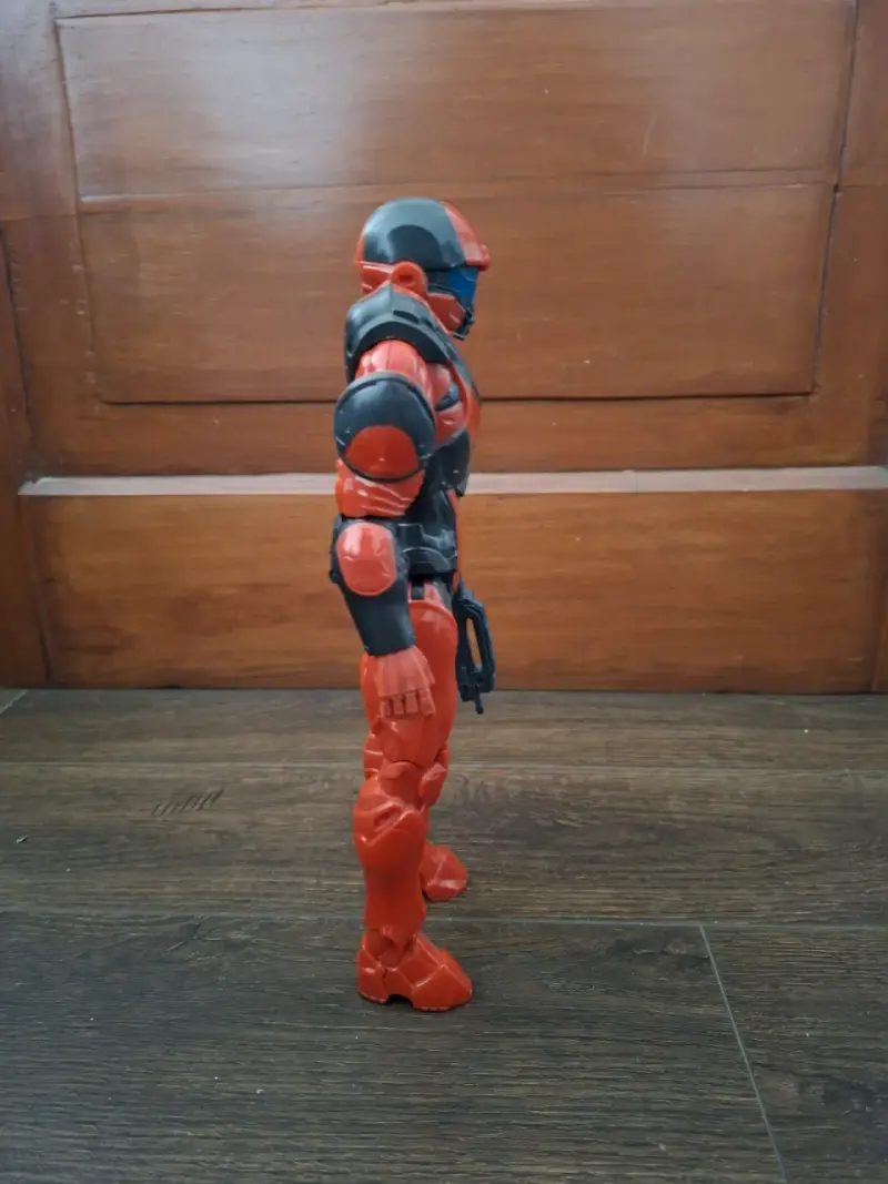 Figura de acción roja con armadura y arma de Halo - 4