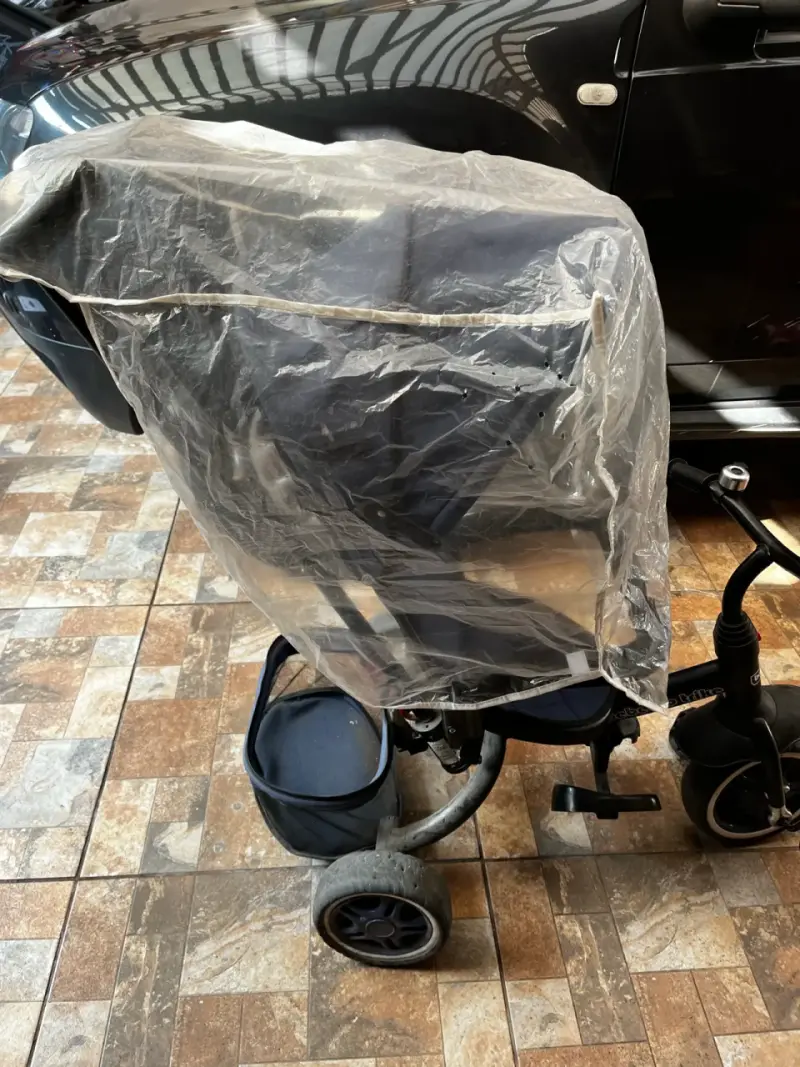 Coche triciclo de bebé con cubierta protectora - 2