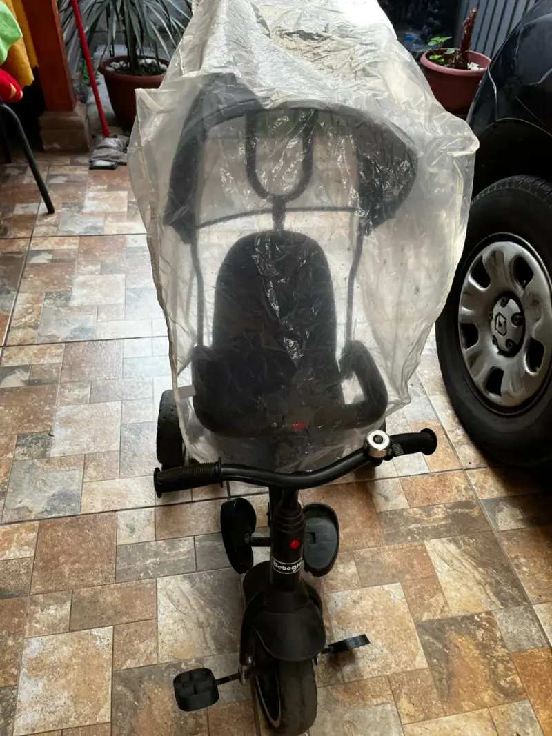 Coche triciclo de bebé con cubierta protectora - 3