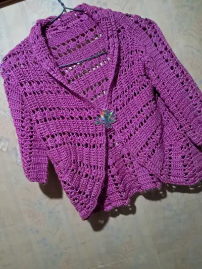 Chaleco tejido a crochet color morado - miniatura 1
