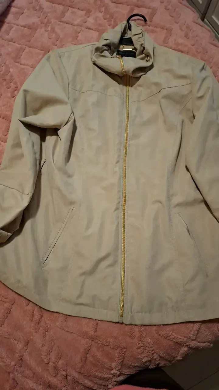 Chaqueta beige con cierre frontal
