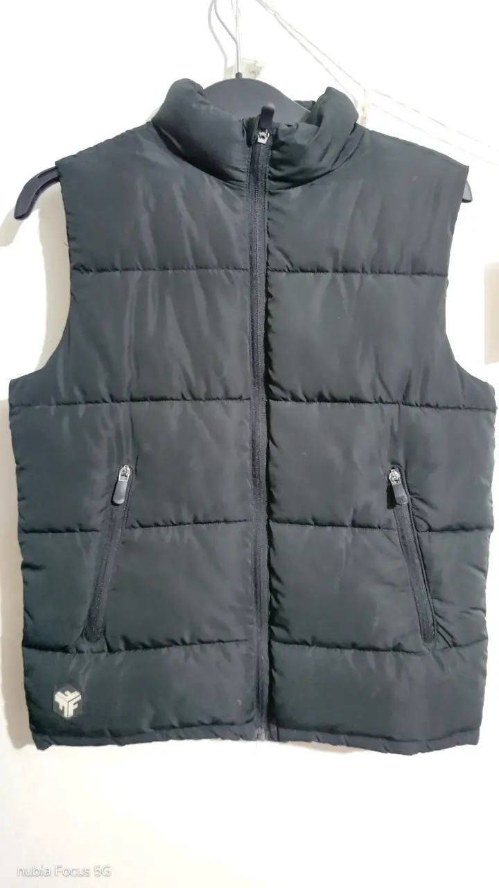 Chaleco acolchado negro con cierre