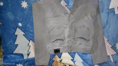 Jeans de mezclilla gris con bolsillos - miniatura 1