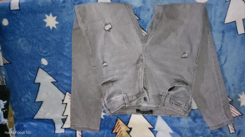 Jeans de mezclilla gris con bolsillos - 2