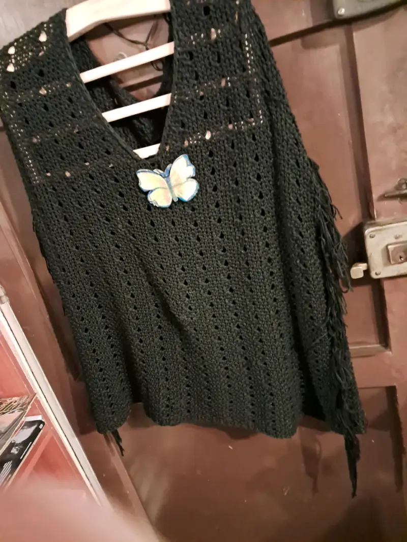 Poncho tejido negro con mariposa decorativa - 1