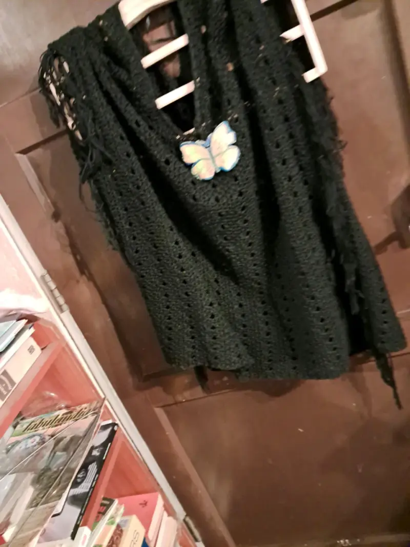 Poncho tejido negro con mariposa decorativa - 2
