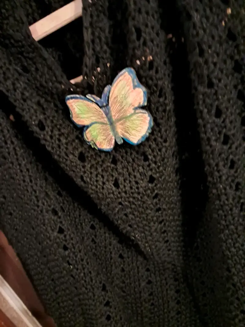 Poncho tejido negro con mariposa decorativa - 4