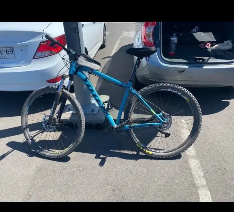 Bicicleta de montaña azul en buen estado - 1