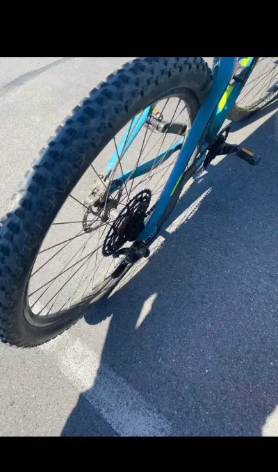 Bicicleta de montaña azul en buen estado - miniatura 2