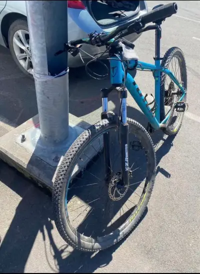 Bicicleta de montaña azul en buen estado - miniatura 3