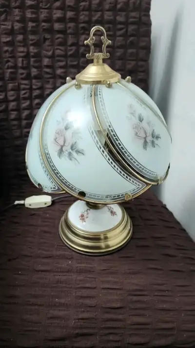 Lámpara de mesa vintage con diseño floral - miniatura 1